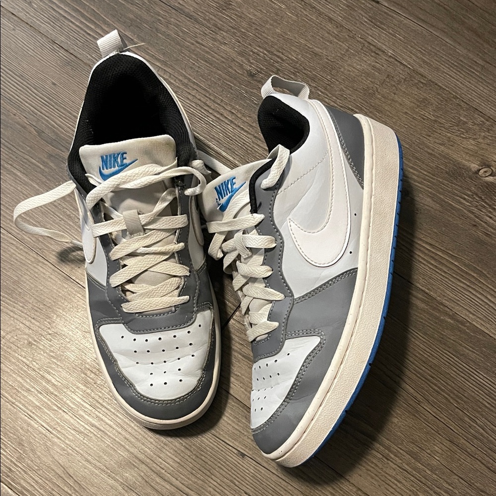 Nike Kids Gray and White Sneakers with Blue Highlights